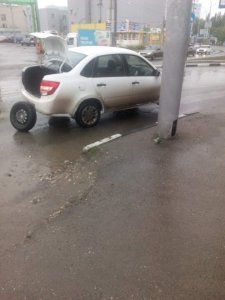 Саратовцы: в районе стадиона «Волга» две машины за 10 минут пробили колеса