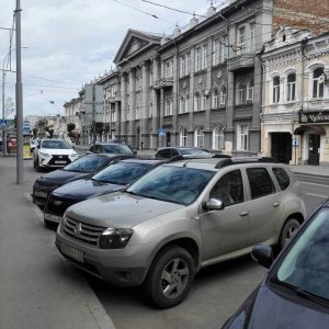 Блогер: Московская запаркована в 2-3 ряда, и никто с этим не борется