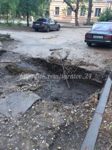 Жители Ламповой жалуются на огромную яму на дороге