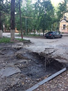 Жители Ламповой жалуются на огромную яму на дороге
