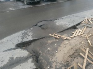 На Новоузенской коммунальщики вскрыли свеже отремонтированную дорогу