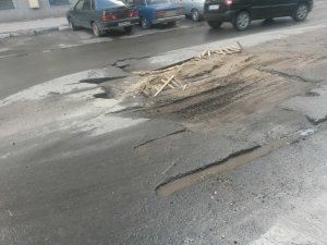 На Новоузенской коммунальщики вскрыли свеже отремонтированную дорогу