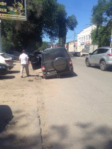 В Саратове второй раз за день в дорожную яму провалился автомобиль