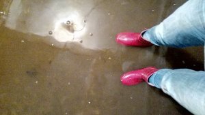 В День выборов в Волжском районе прорвало канализацию