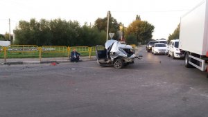 На въезде в Саратов «Шкоду» разорвало пополам после ДТП с «Грантой». Фото
