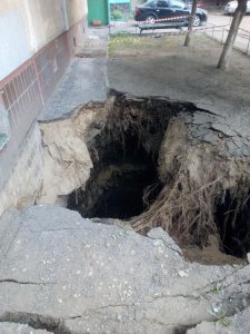 В Саратове около дома образовался провал асфальта глубиной в 8 метров