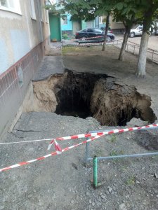 В Саратове около дома образовался провал асфальта глубиной в 8 метров