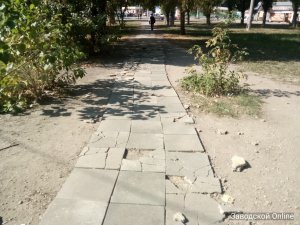 Тротуары «отремонтировали» битой плиткой