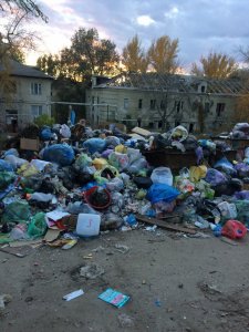 Саратовцы: мусор не вывозится месяцами