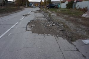 На Б. Динамовском проезде дорожную разметку нанесли прямо на яму
