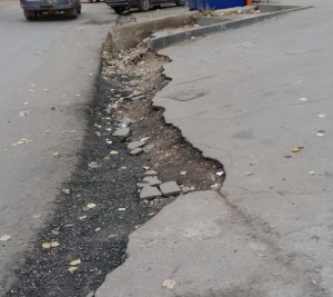 Новое дорожное покрытие на Бахметьевской имеет ямы и выбоины