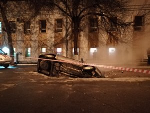 В центре Саратова под землю ушло такси