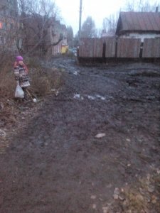 Дети ходят в школу, утопая в грязи