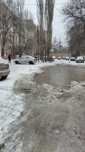Жители Шехурдина жалуются на «искусственный водоем» перед подъездом