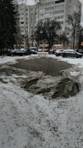 Жители Шехурдина жалуются на «искусственный водоем» перед подъездом