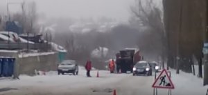 В Саратове дорожники укладывали асфальт в снегопад