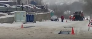 В Саратове дорожники укладывали асфальт в снегопад