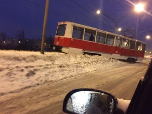 В Саратове на Тульской трамвай встал поперек рельсов
