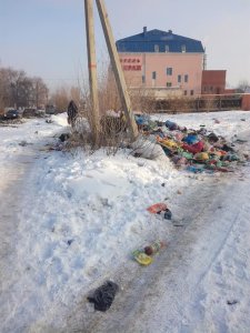 Житель Елшанки: УК, вместо вывоза мусора, закапывает его в снег