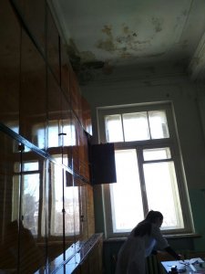 Интернет-пользователи: в 5-м корпусе СГУ обрушилась часть потолка