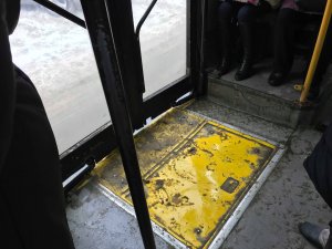 Пассажиры обнаружили в энгельсском автобусе несанкционированный «каток»