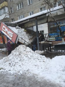В Саратове рухнул козырек над магазином