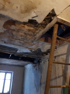 В Октябрьском районе в доме обрушился потолок