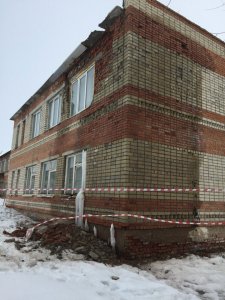 Жители Энгельсского района рассказали об аварийной школе