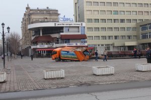 На проспекте Кирова под землю ушел мусоровоз