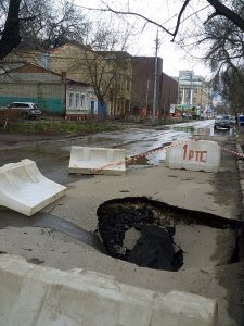 На улице Киселева провалился асфальт