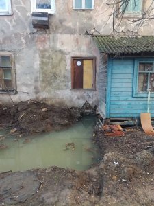 Аварийный дом в Елшанке 4 месяца подтапливает яма с водой