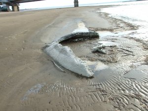 Берег пляжа «Городские пески» оказался засыпал стеклом