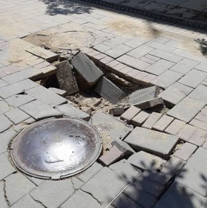 На проспекте Кирова провалилась плитка
