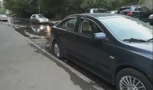 Под припаркованной машиной забил «фонтан»
