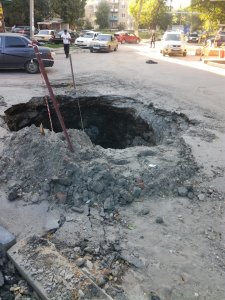 Коммунальщики «забыли» закопать после себя яму