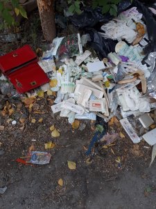 Территория между новостройкой и бараком зарастает мусором