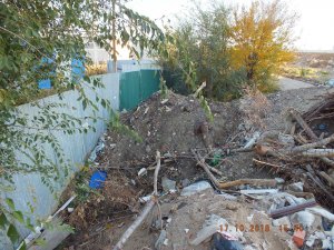 «Изумрудный» зарастает строительным мусором, сточные воды продолжают течь в Гуселку
