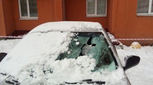 На машину рухнула ледяная глыба