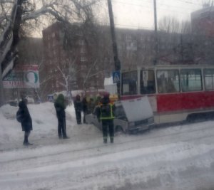 В центре Саратова столкнулись трамвай и легковушка