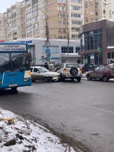В центре Саратова - двойная авария с участием автобуса и маршрутки