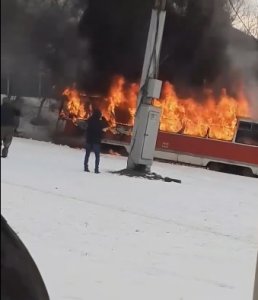 В Саратове горящий трамвай пытались потушить снегом