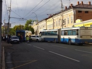 Центр встал из-за ДТП с автобусом и троллейбусом на Московской