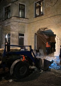 В Саратове стена дома обрушилась после того, как в нее врезался грузовик
