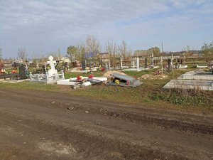 В Саратовской области подростки разгромили кладбище